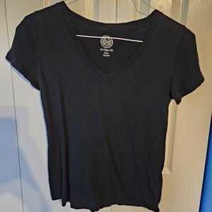 V-neck black t-shirt by SO